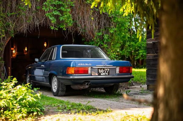 В Россию продают Mercedes-Benz 450 SLC, который принадлежал Леониду Брежневу. Машина до сих пор на советских номерах