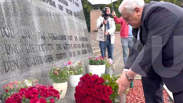 Делегация РФ возложила венки к Советскому военному мемориалу в немецком Панкове