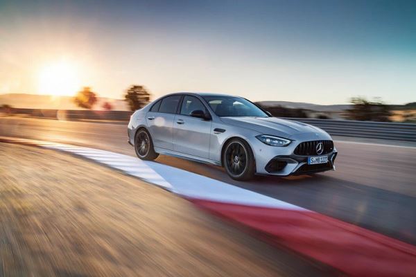 В России начали продавать новейший Mercedes-AMG C 63 SE Performance