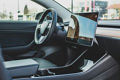 Tesla обвинили в манипуляции фактами из-за автопилота