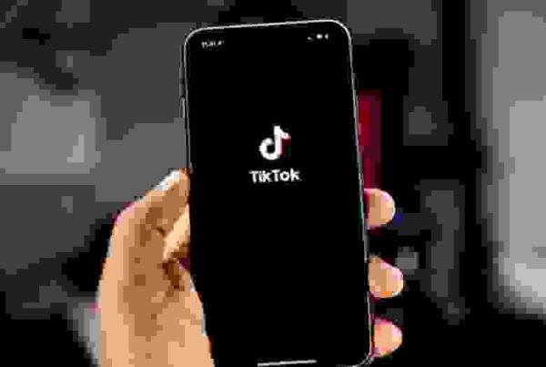 В TikTok был обнаружен серьезный баг, позволивший взломать аккаунты звезд CNN и Пэрис Хилтон